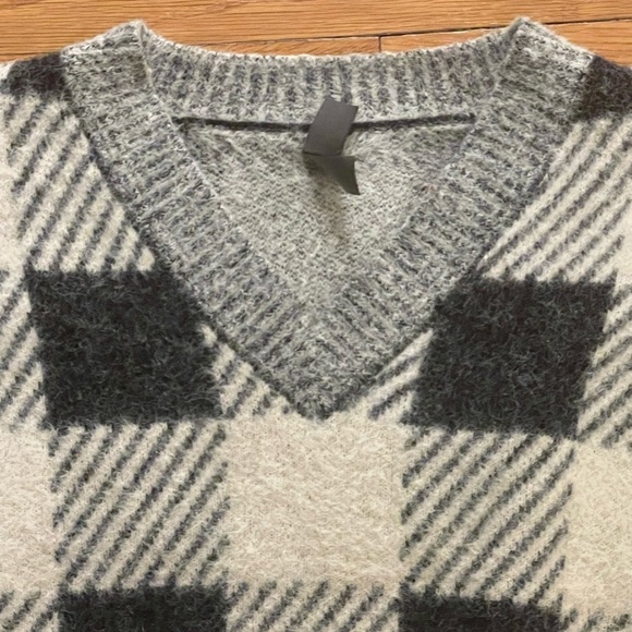 Alya Francesca's Fuzzy Grey Buffalo Plaid Check V-Neck Cropped Sweater Women XS - Picture 2 of 6